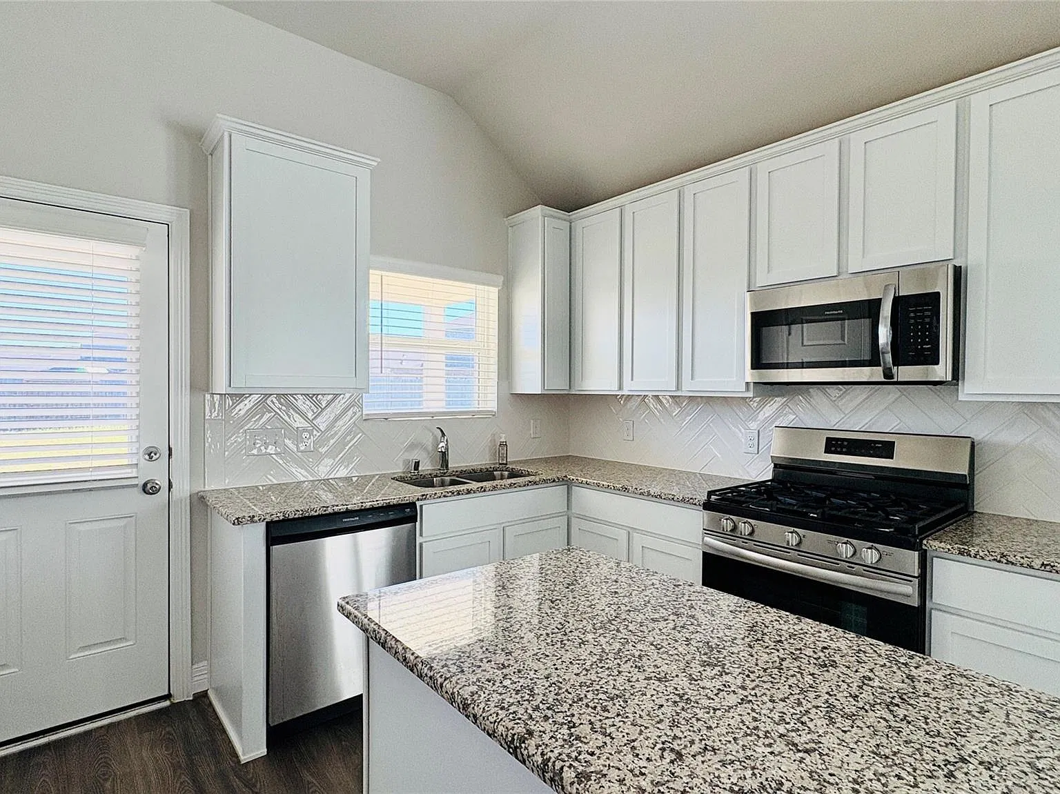 3 bed, 2.0 bath, 1500 sqft, $2,200 — Photo 3