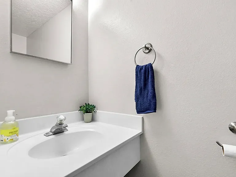 1121 Chelwood Park Blvd NE #7 — Photo 2