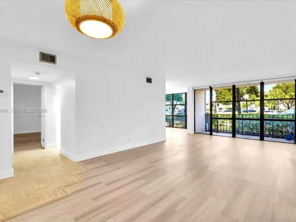 1000 Parkview Dr APT 129, Hallandale, FL 33009
