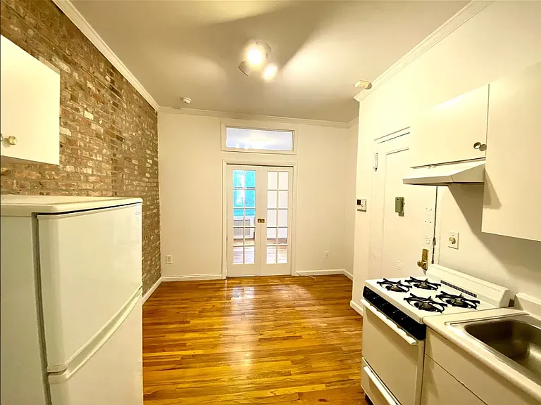 243 E 39th St #1B — Photo 1