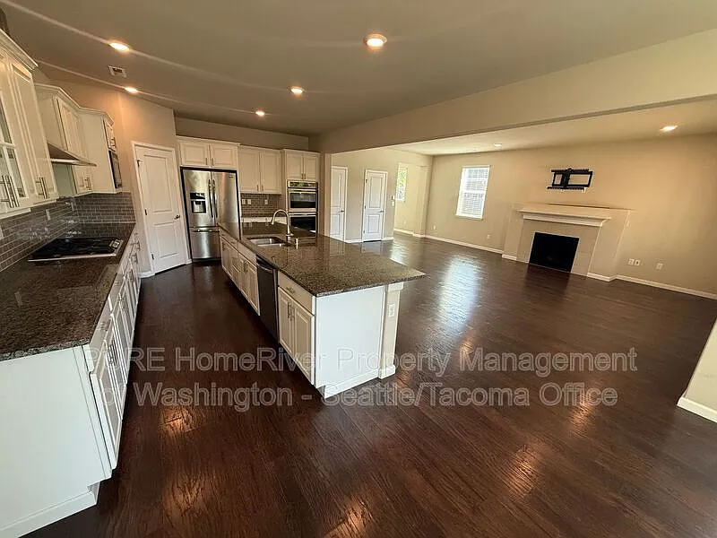 4 bed, 2.5 bath, 2501 sqft, $3,300 — Photo 3