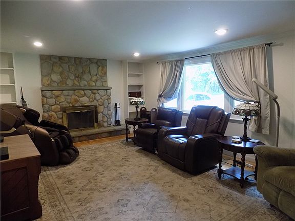 2nd image of 3375 Maple Ave