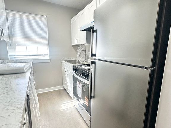 3rd image of 94 Dutch Mill Ct APT B