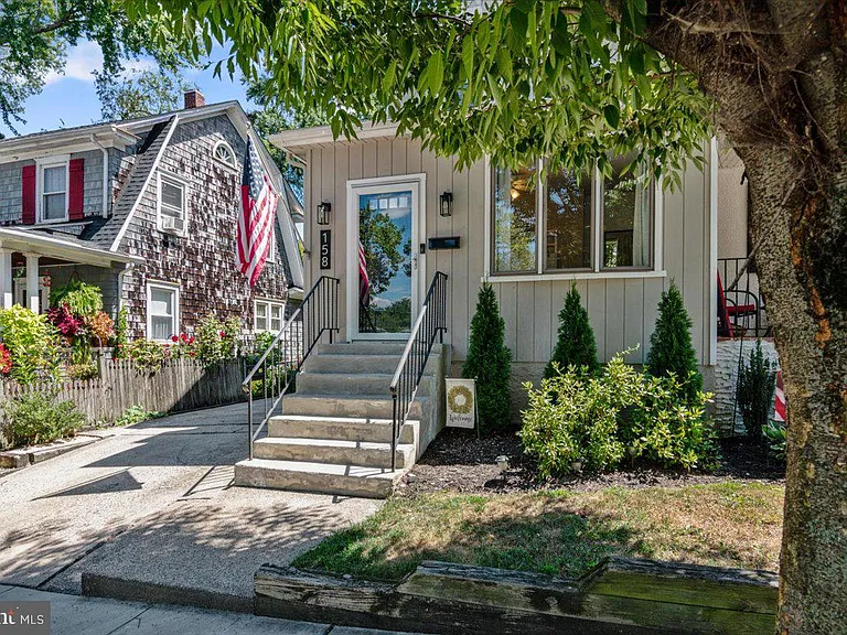 158 Lafayette Rd — Photo 2