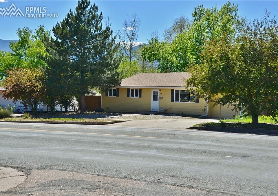 Recently remodeled and now with Fresh New Paint and carpet, make this 3bad/2bath