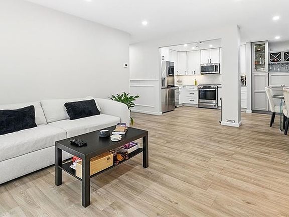 5th image of 18 Huntington Cir