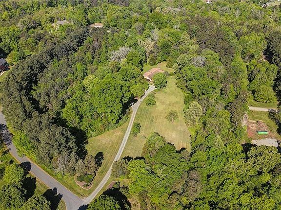 4th image of 300 Jefferson Dr