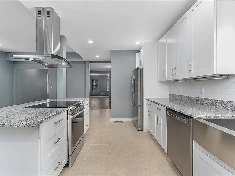 313 W 36th St — Photo 12