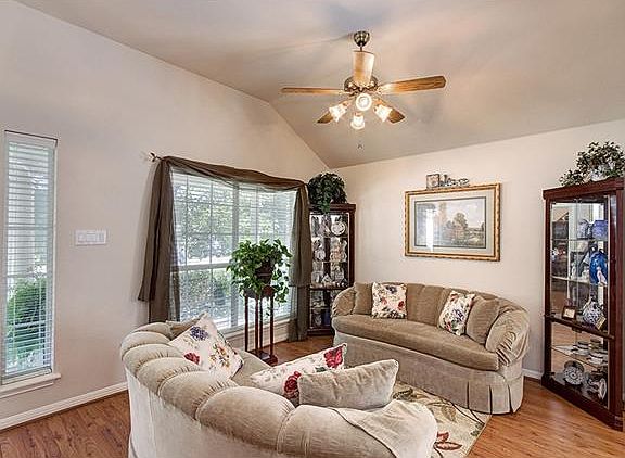 4th image of 2207 Barnett Dr