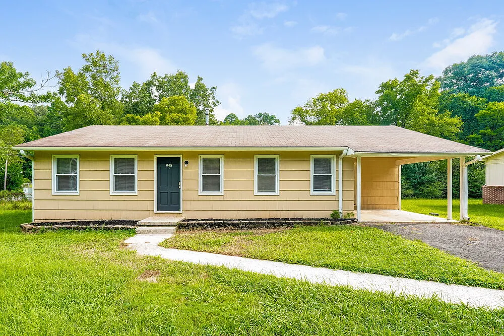 3 bed, 1.0 bath, 1084 sqft, $1,150 — Photo 1
