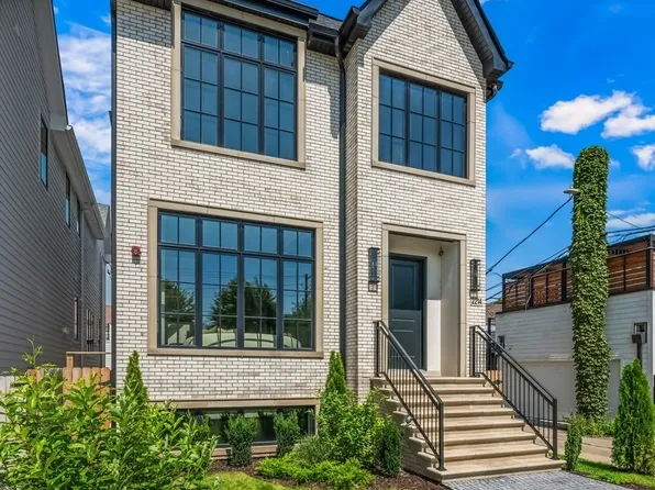 2214 W Oakdale Ave, Chicago, IL 60618