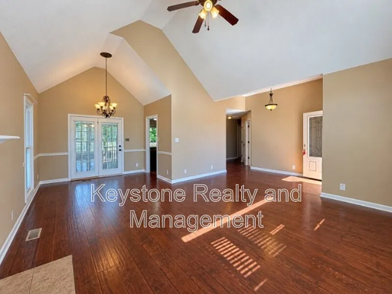 3 bed, 2.0 bath, 1897 sqft, $1,895 — Photo 3