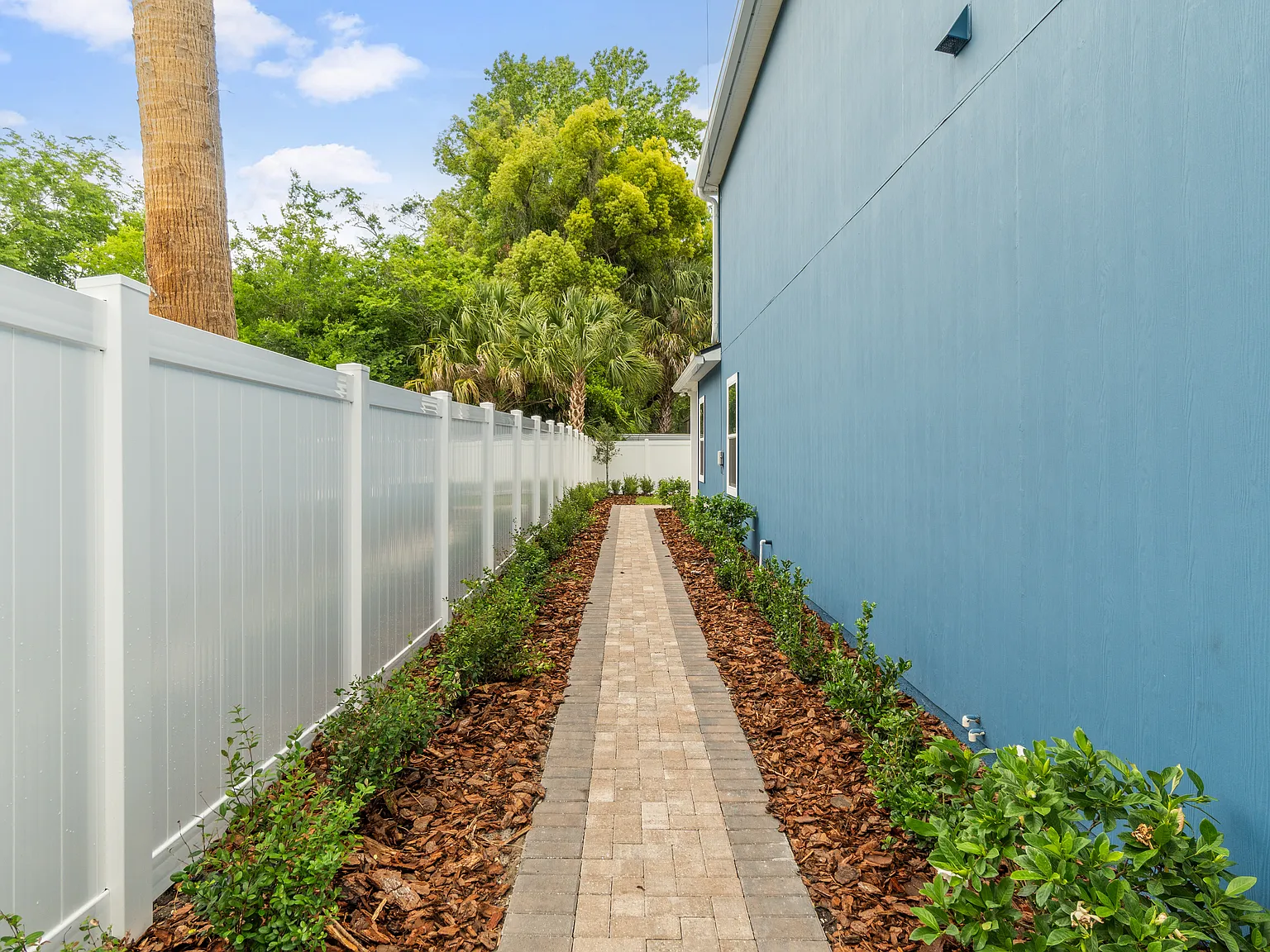 3 bed, 2.5 bath, 1900 sqft, $2,200 — Photo 3