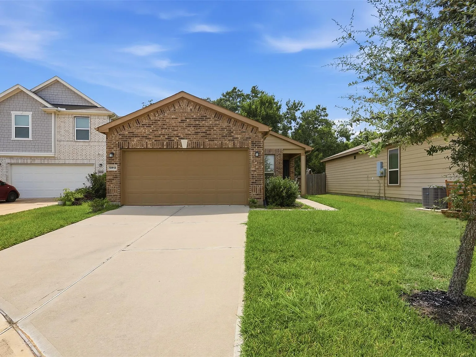 3 bed, 2.0 bath, 1368 sqft, $2,000 — Photo 2