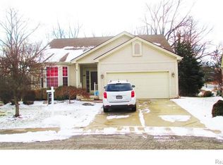 6457 Forestside Dr, Waterford, MI 48327
