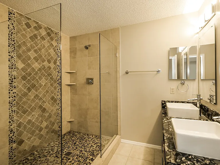 653 Staffordshire Dr E — Photo 10