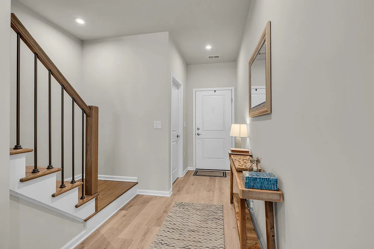 3 bed, 2.5 bath, 1712 sqft, $3,900 — Photo 3