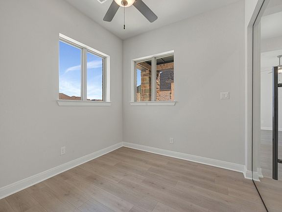 5th image of 1933 Descent Ln