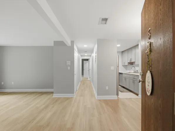 405 Franklin Crossing Rd, Franklin, MA 02038