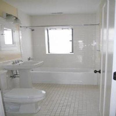 2nd image of 4816 N Hermitage Ave APT D2