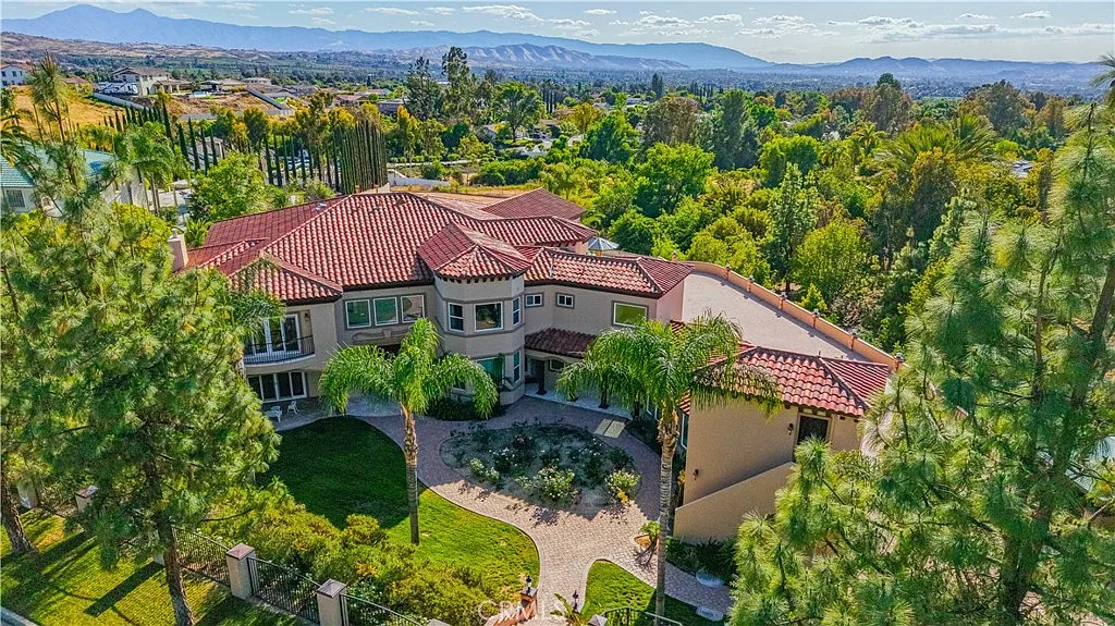 6 bed, 6.5 bath, 8800 sqft, $13,000 — Photo 1