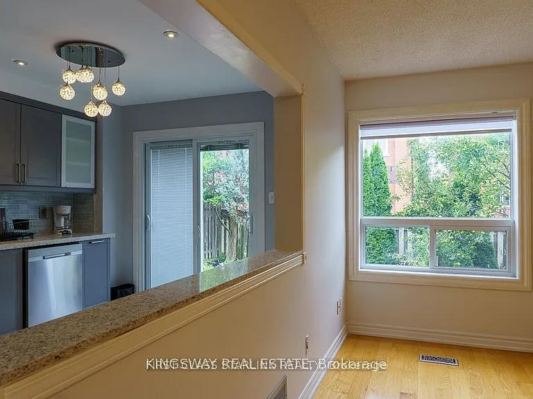 1048 Charminster Cres — Photo 6