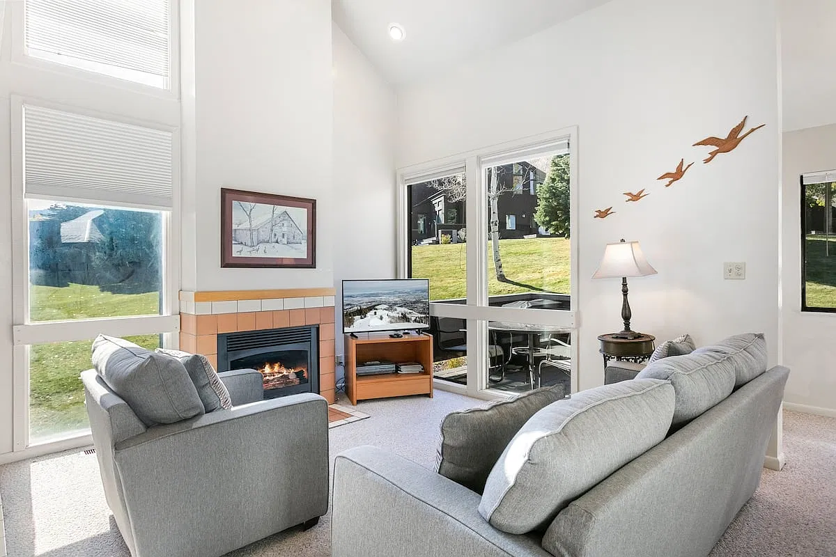 3 bed, 2.5 bath, 1349 sqft, $5,300 — Photo 1