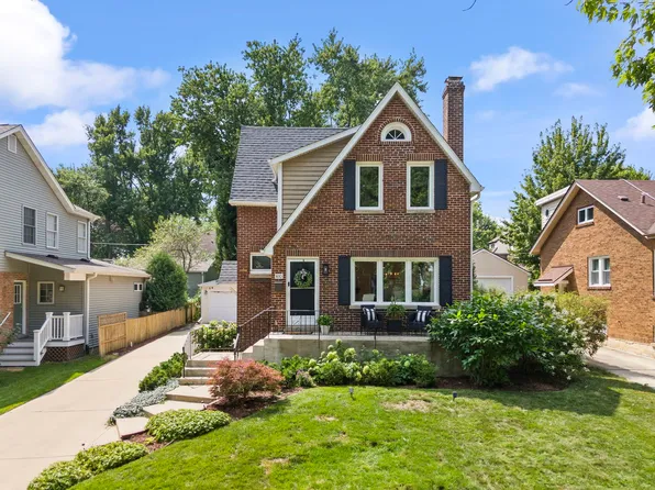 810 N Summit St, Wheaton, IL 60187