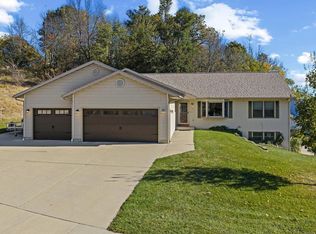 823 Pine Grove Dr, Reedsburg, WI 53959