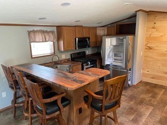 Kitchen w/breakfast bar