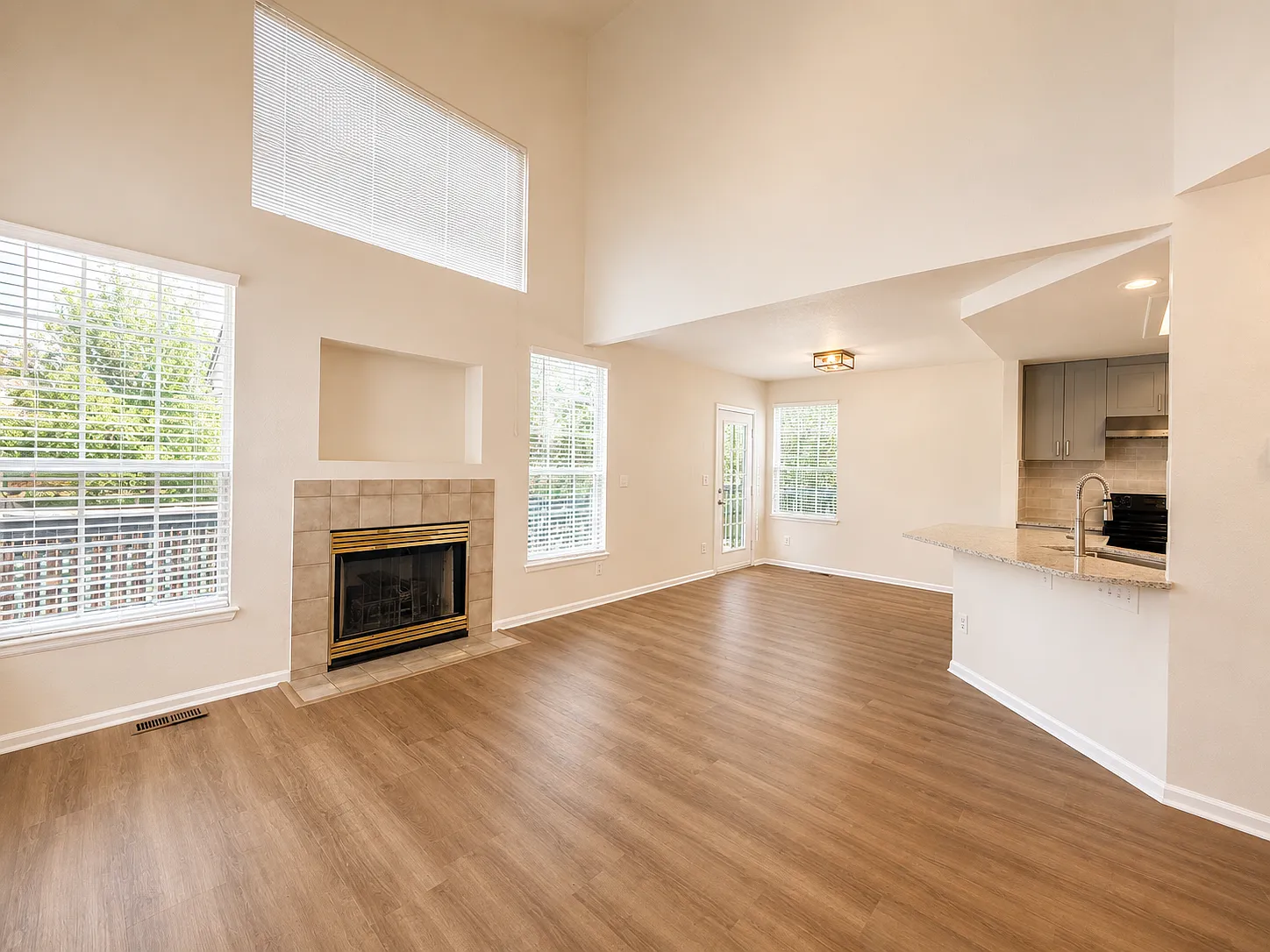 4 bed, 3.5 bath, 2026 sqft, $3,000 — Photo 3