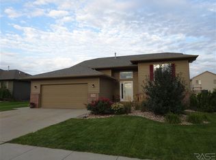 2204 S Villanova Ave, Sioux Falls, SD 57106