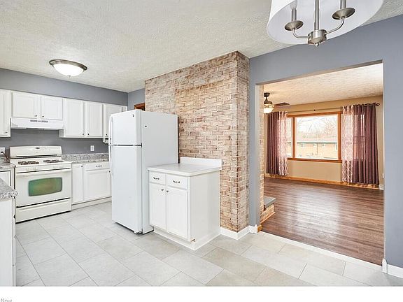 3rd image of 80 Leicester Dr