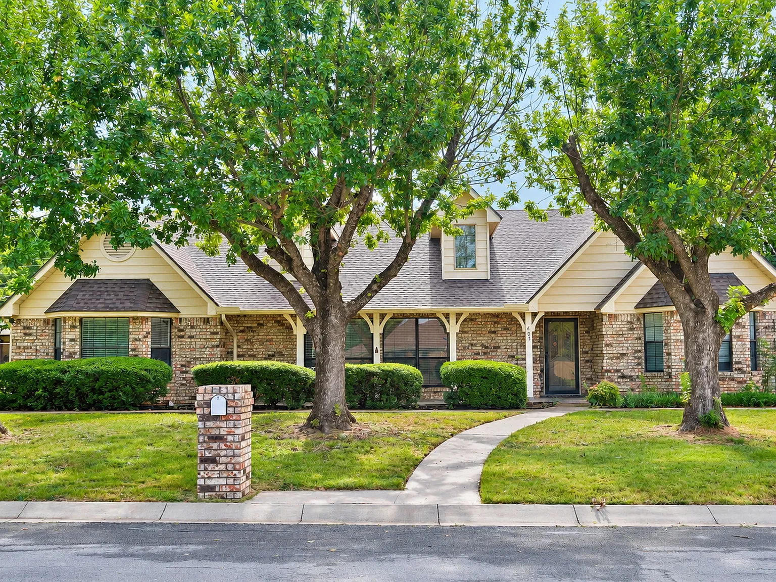 4 bed, 3.5 bath, 2754 sqft, $2,800 — Photo 1