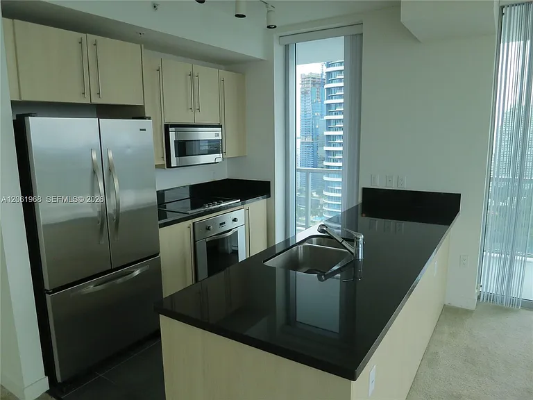 79 SW 12th St #UPH4001 — Photo 31