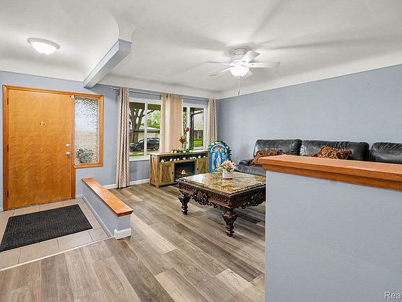 5th image of 32343 Cambridge Dr