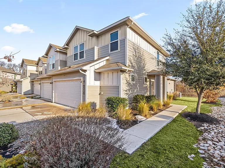 1501 Roseburg Dr — Photo 2