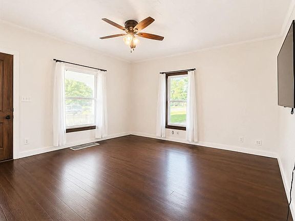 5th image of 209 W 8th St