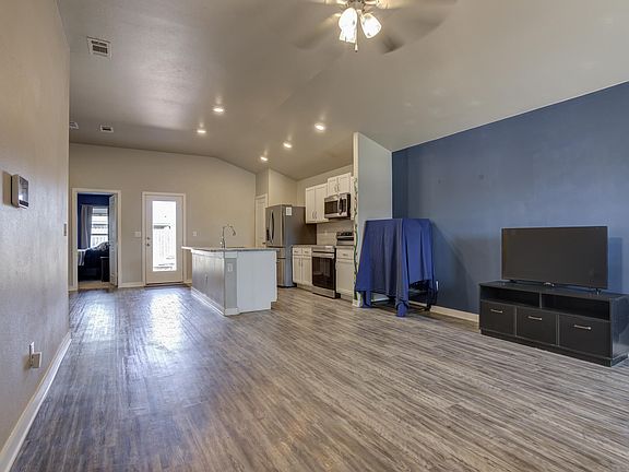 3rd image of 3316 Valencia Ave