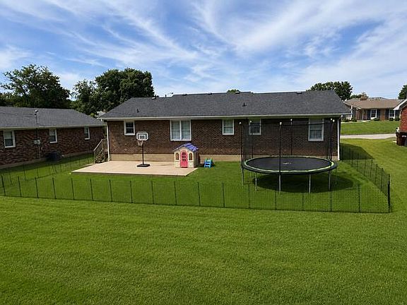 3rd image of 106 Pin Oak Dr
