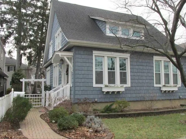 262 Crocus Ave Floor 2, Floral Park, NY 11001