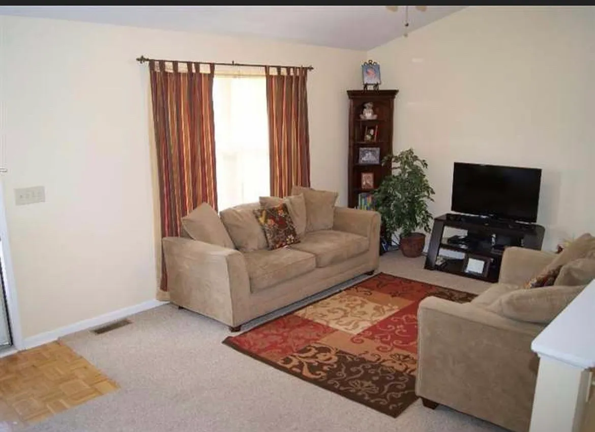 3 bed, 1500 sqft, $2,200 — Photo 4