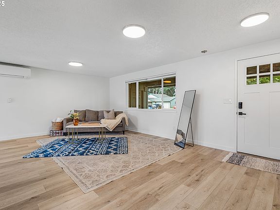 5th image of 605 SE 104th Ave