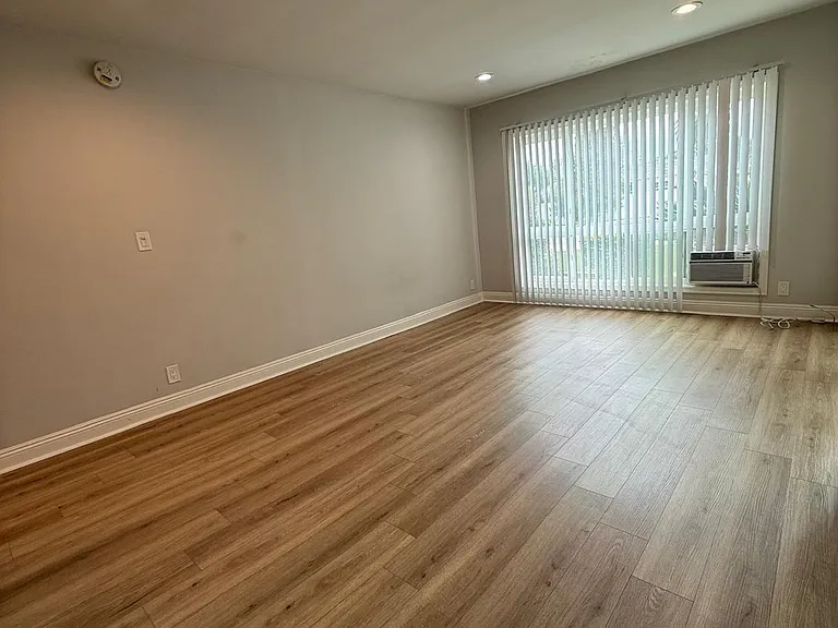 Encino Royal — Photo 17