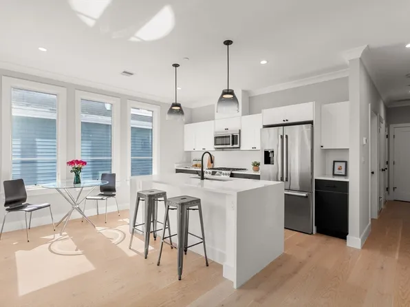 109 Prospect St #205, Somerville, MA 02143