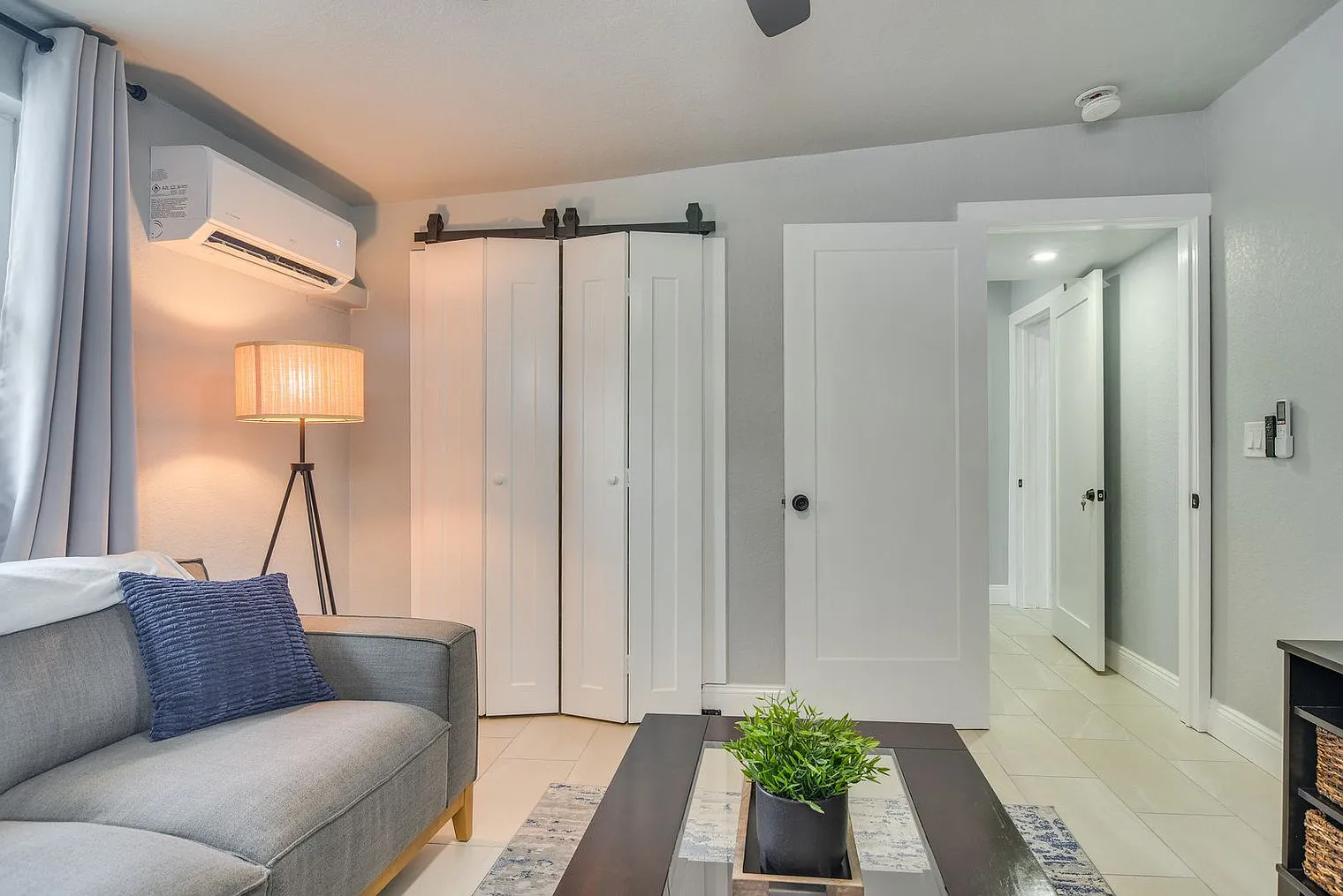 1 bed, 1.0 bath, 990 sqft, $2,014 — Photo 4