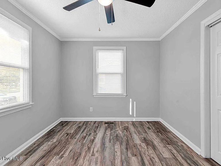 322 Starling St — Photo 14