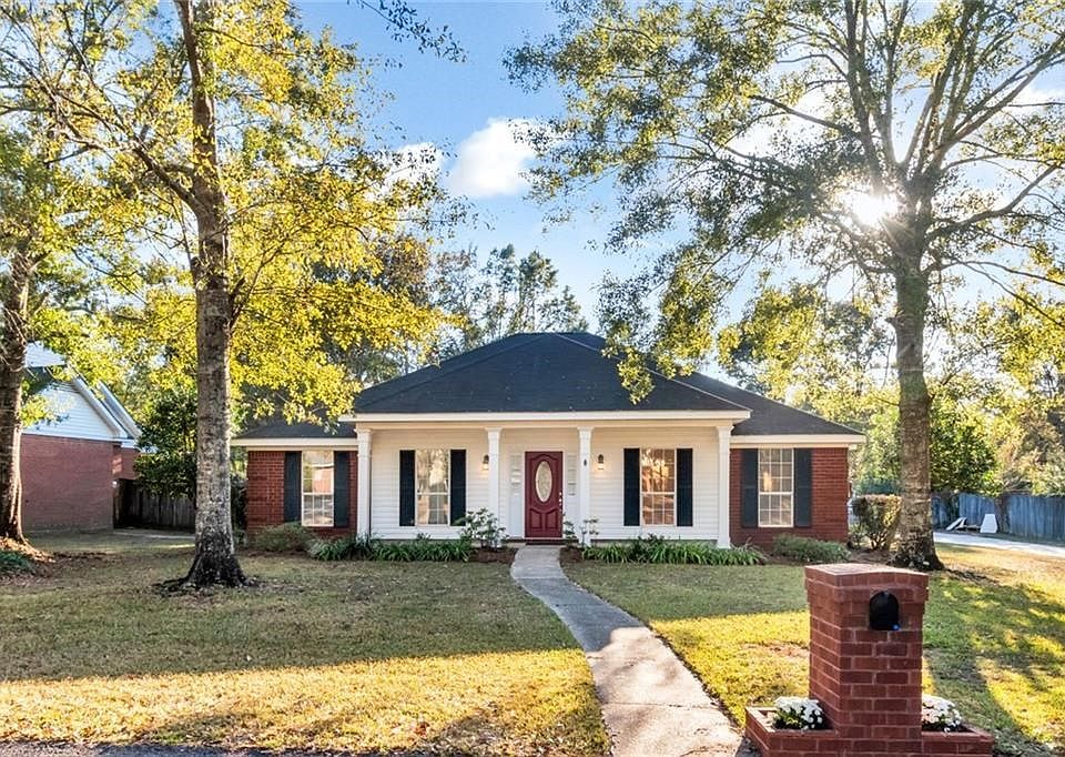Ranch-style house with a front lawn