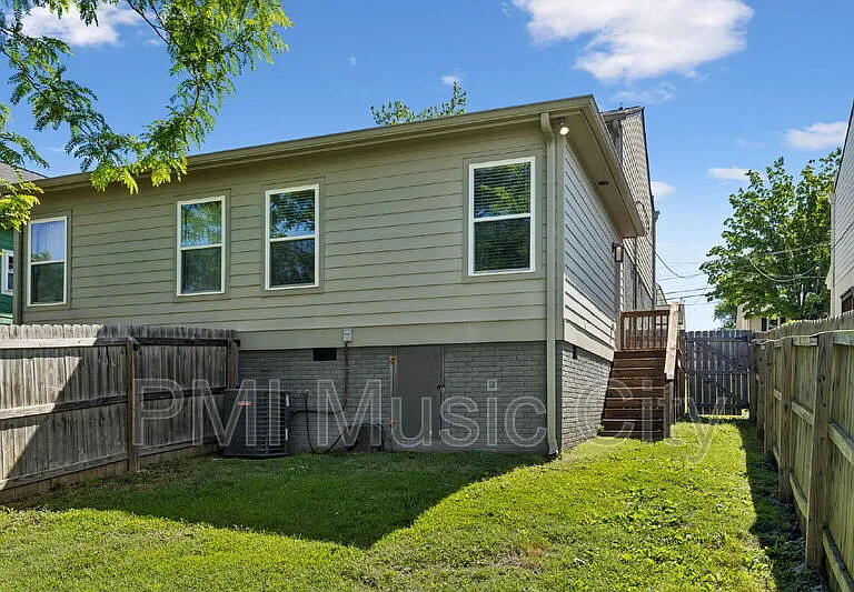 2126B Burns St — Photo 29
