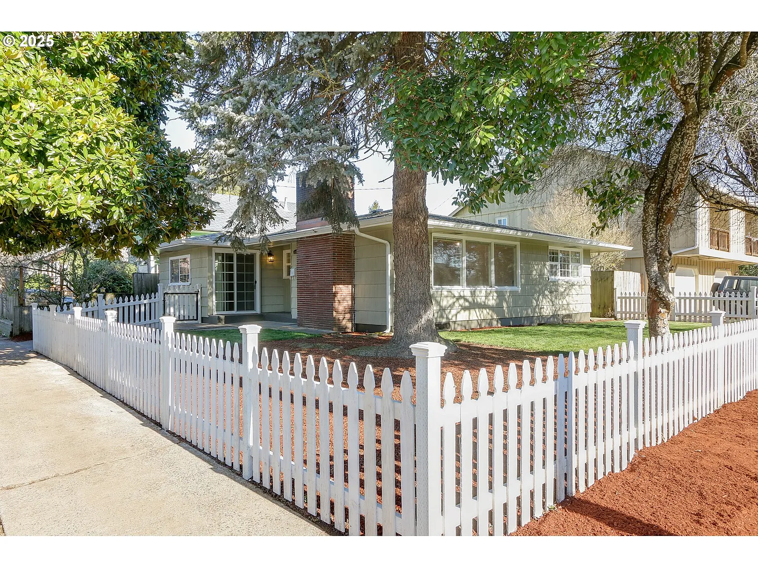 1195 Almaden St photo 1